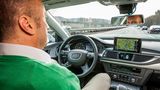 Hände weg vom Steuer und der Computer übernimmt das Kommando - das ist noch sehr ungewohnt