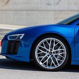 Der Audi R8 V10 rollt auf mächtigen Walzen
