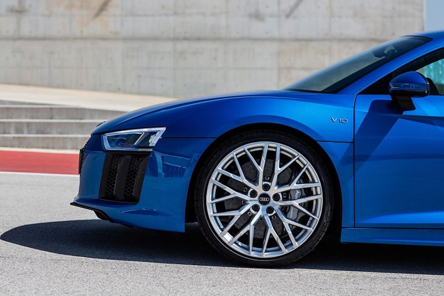 Der Audi R8 V10 rollt auf mächtigen Walzen