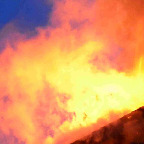 Ein Haus steht in Flammen