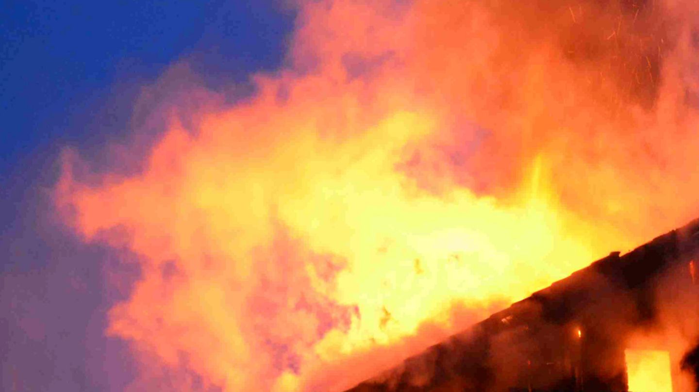 Ein Haus steht in Flammen