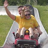 Zwei Jugendliche fahren die Sommerrodelbahn in Bad Doberan runter