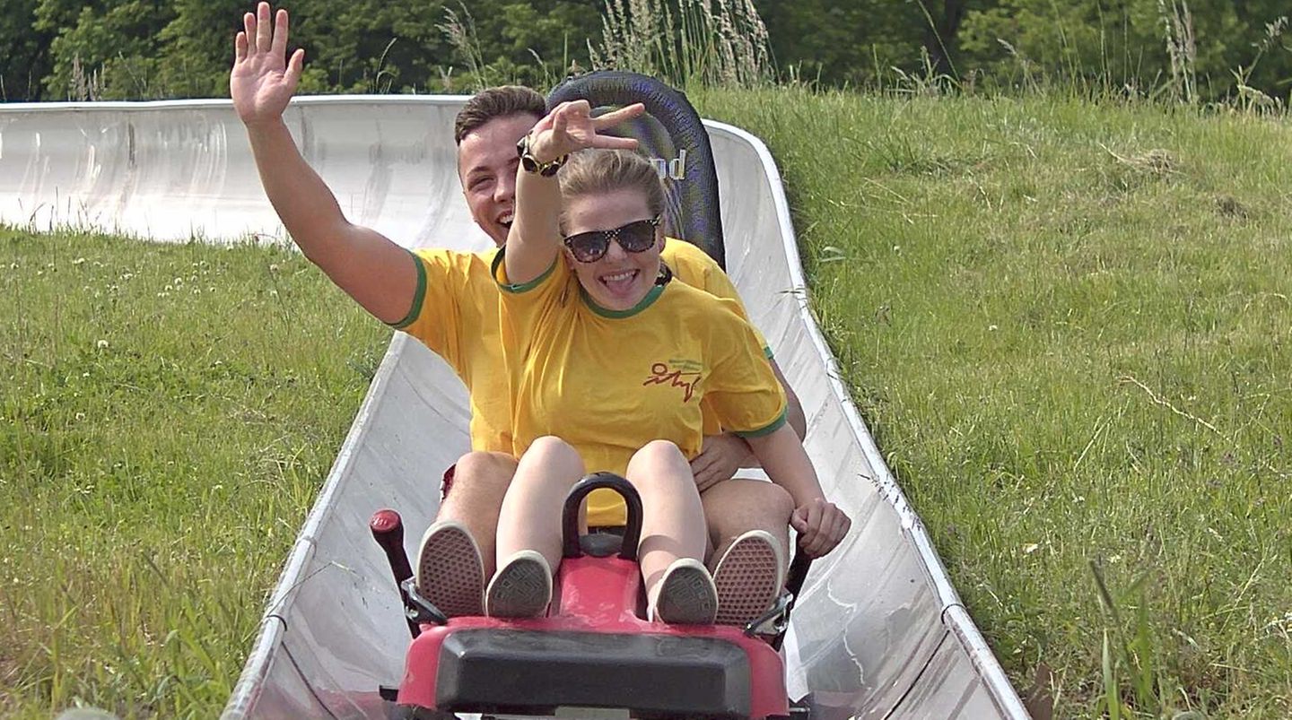 Auf der Sommerrodelbahn in Bad Doberan geht es 40 Meter abwärts Zwei Jugendliche fahren die Sommerrodelbahn in Bad Doberan runter
