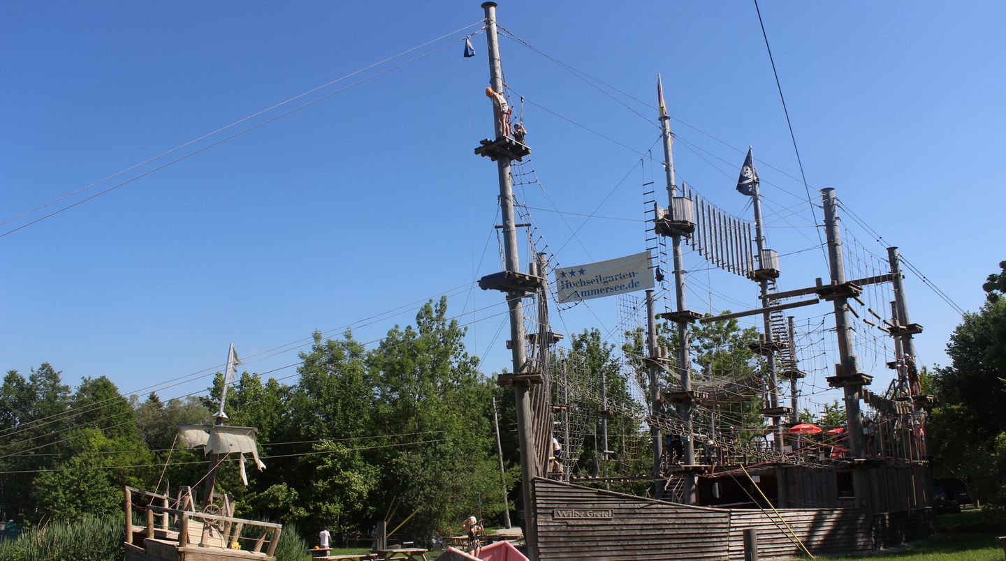Im Hochseilgarten Ammersee lädt das Piratenschiff "Wilde Gretel" zum Klettern ein Im Hochseilgarten Ammersee lädt das Piratenschiff "Wilde Gretel" zum Klettern ein