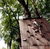 Im Waldhochseilgarten Jungfernheide in Berlin können Kinder ihre Kletterkünste trainieren