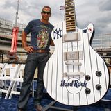 Beruflich trägt Baseballer Alex Rodriguez das Trikot der New York Yankees, privat zeigt er sich im Ed-Hardy-Shirt.