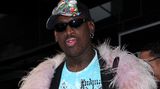 Exzentriker wie Dennis Rodman sprachen die Ed-Hardy-Entwürfe besonders an. Hier trägt der früherer Basketballprofi ein bunt gemustertes Basecap.