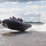 Ein Schlauchboot rast mit Höchstgeschwindigkeit über die Elbe