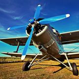 Die Antonov An-" von Classic Wings Bavaria steht startbereit auf einer zur Startbahn umfunktionierten Wiese