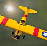 Eine Boeing Stearman fliegt über offenes Wasser