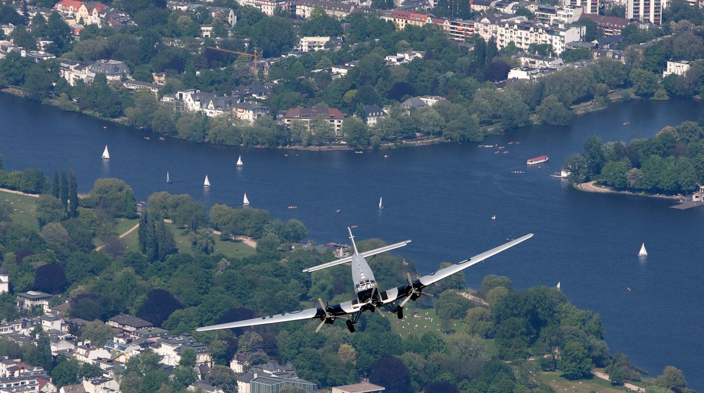 Rundflüge mit der Ju 52 Die Junkers Ju 52 der Deutsche Lufthansa Berlin-Stiftung über der Außenalster in Hamburg