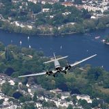 Die Junkers Ju 52 der Deutsche Lufthansa Berlin-Stiftung über der Außenalster in Hamburg