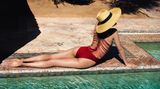 Schöne Rückansicht: Die 22-jährige Alena Blohm aus Bremen ließ sich in einem Hotel in Marrakech in der schönsten Bademode der Saison fotografieren. Ihr roter Bikini von La Perla wird am Rücken nur von feinen Fäden gehalten.