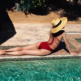 Schöne Rückansicht: Die 22-jährige Alena Blohm aus Bremen ließ sich in einem Hotel in Marrakech in der schönsten Bademode der Saison fotografieren. Ihr roter Bikini von La Perla wird am Rücken nur von feinen Fäden gehalten.