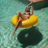 Noch vor gut hundert Jahren war knappe Badebekleidung verboten: Die australische Schwimmerin Annette Kellermann wurde 1907 wegen Erregung öffentlichen Ärgernisses in den USA verhaftet. Anstelle eines Kleides mit eingenähten Gewichten trug sie einen knappen Einteiler.