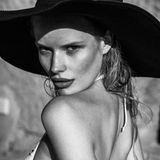 Blohm wurde mit 16 in einem Kaufhaus von einem Modelagenten angesprochen. "Ich wurde angesprochen und habe mir dann erstmals wirklich Gedanken darüber gemacht: Möchte ich das wirklich? Meine Mutter war ein wenig skeptisch, weil man manchmal ja nicht so gute Sachen hört. Aber sie war anfangs immer dabei und hat mich unterstützt", sagte sie in einem Interview mit der ELLE.