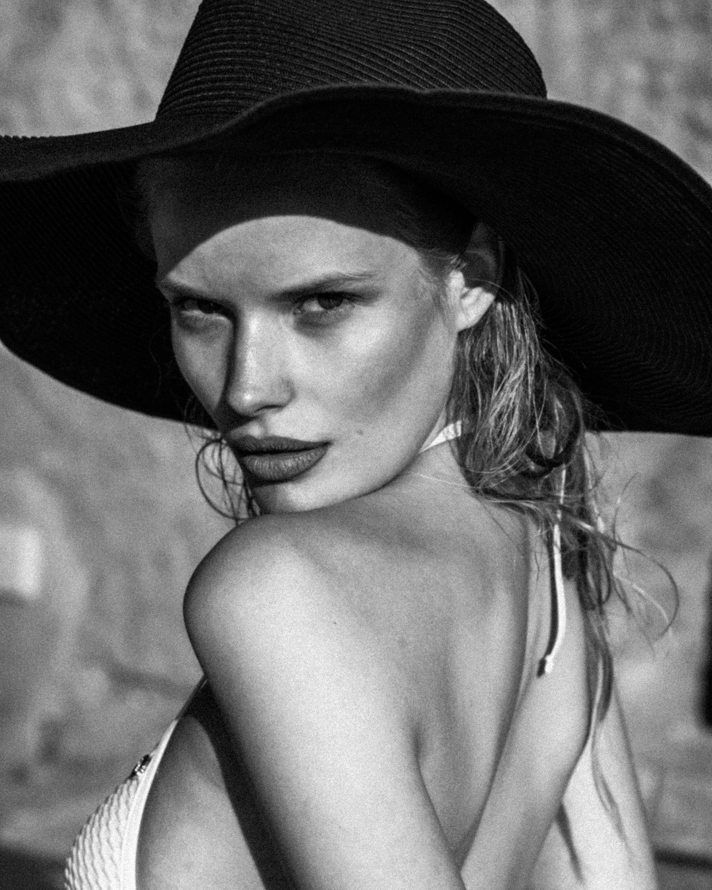 Modeshooting mit Alena Blohm : Blohm wurde mit 16 in einem Kaufhaus von einem Modelagenten angesprochen. "Ich wurde angesprochen und habe mir dann erstmals wirklich Gedanken darüber gemacht: Möchte ich das wirklich? Meine Mutter war ein wenig skeptisch, weil man manchmal ja nicht so gute Sachen hört. Aber sie war anfangs immer dabei und hat mich unterstützt", sagte sie in einem Interview mit der ELLE. Blohm wurde mit 16 in einem Kaufhaus von einem Modelagenten angesprochen. "Ich wurde angesprochen und habe mir dann erstmals wirklich Gedanken darüber gemacht: Möchte ich das wirklich? Meine Mutter war ein wenig skeptisch, weil man manchmal ja nicht so gute Sachen hört. Aber sie war anfangs immer dabei und hat mich unterstützt", sagte sie in einem Interview mit der ELLE.