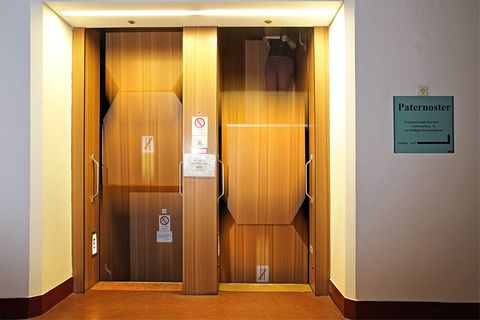 Ein Paternoster-Aufzug im Rathaus von Leipzig