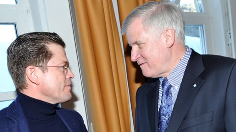 Karl-Theodor zu Guttenberg (l.) und der CSU-Parteivorsitzende Horst Seehofer bei einer Klausurtagung 2011