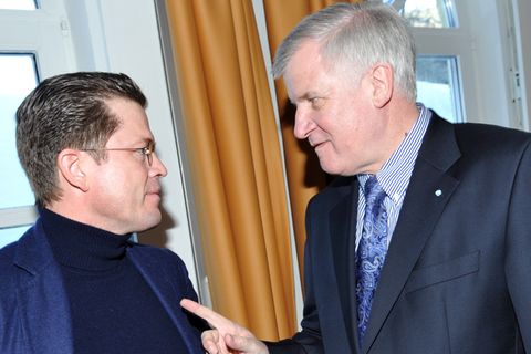 Karl-Theodor zu Guttenberg (l.) und der CSU-Parteivorsitzende Horst Seehofer bei einer Klausurtagung 2011
