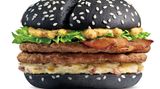 Burger mit schwarzem Brötchen