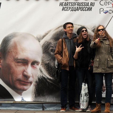 Kein gutes Vorbild: Putin posiert mit dem Bären.