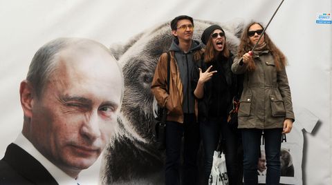 Kein gutes Vorbild: Putin posiert mit dem Bären.