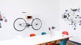 Fahrrad im Büro an die Wand hängen