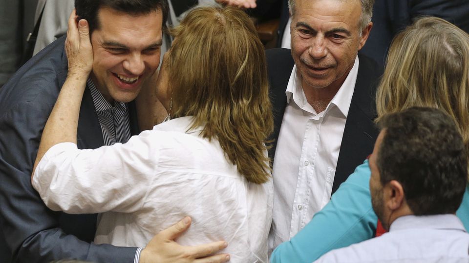 Der griechische Regierungschef Alexis Tsipras wird von einer Parlamentsabgeordneten umarmt