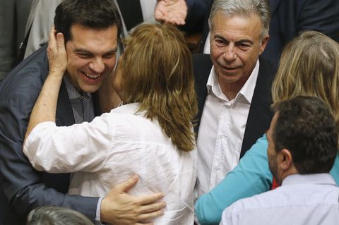 Der griechische Regierungschef Alexis Tsipras wird von einer Parlamentsabgeordneten umarmt