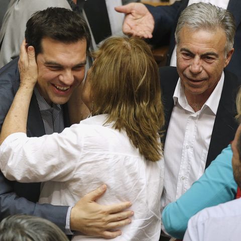 Der griechische Regierungschef Alexis Tsipras wird von einer Parlamentsabgeordneten umarmt