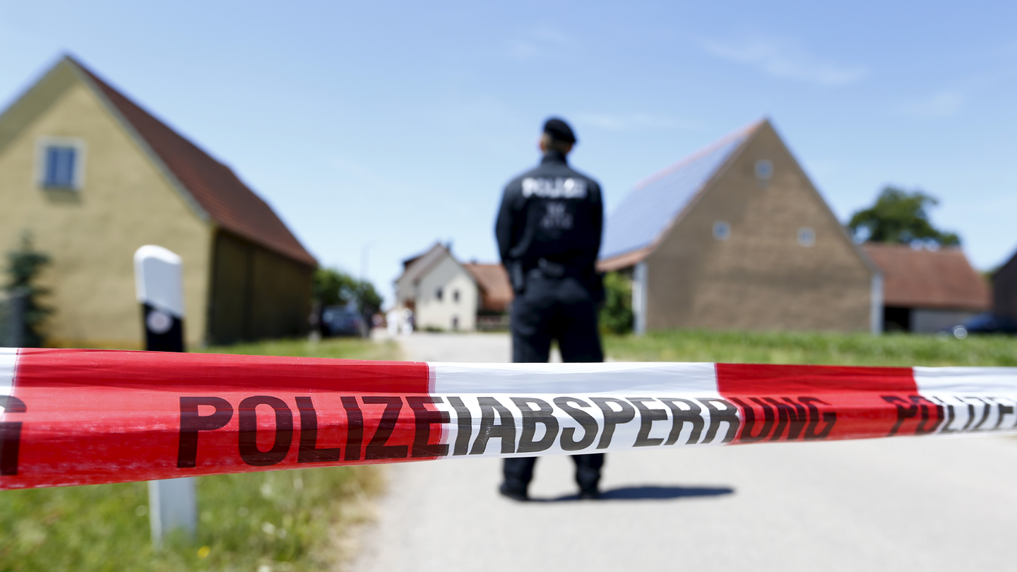 Polizeiabsperrung vor dem Tatort