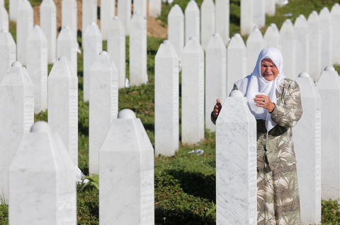 Eine Frau trauert vor den Massengräbern in Srebrenica