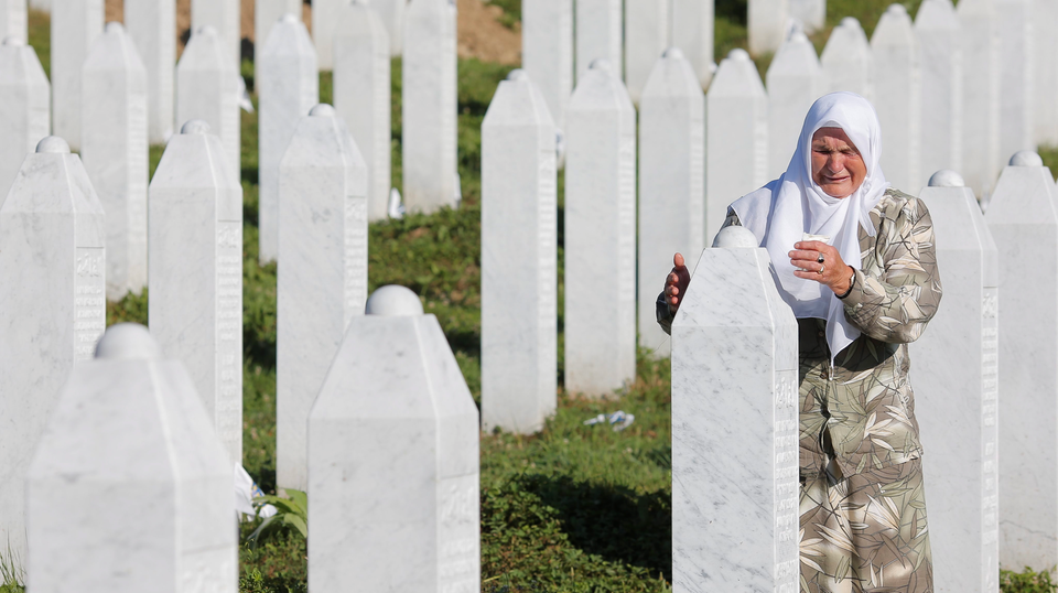 Eine Frau trauert vor den Massengräbern in Srebrenica