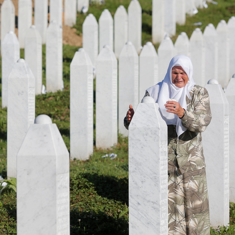 Eine Frau trauert vor den Massengräbern in Srebrenica