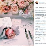 Die Tische sind mit Rosen und feinem Geschirr eingedeckt