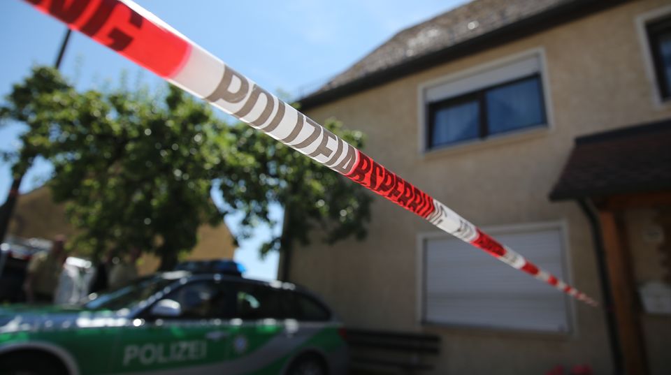 Ein Polizeifahrzeug steht am in Leutershausen bei Ansbach an einem abgesperrten Tatort.