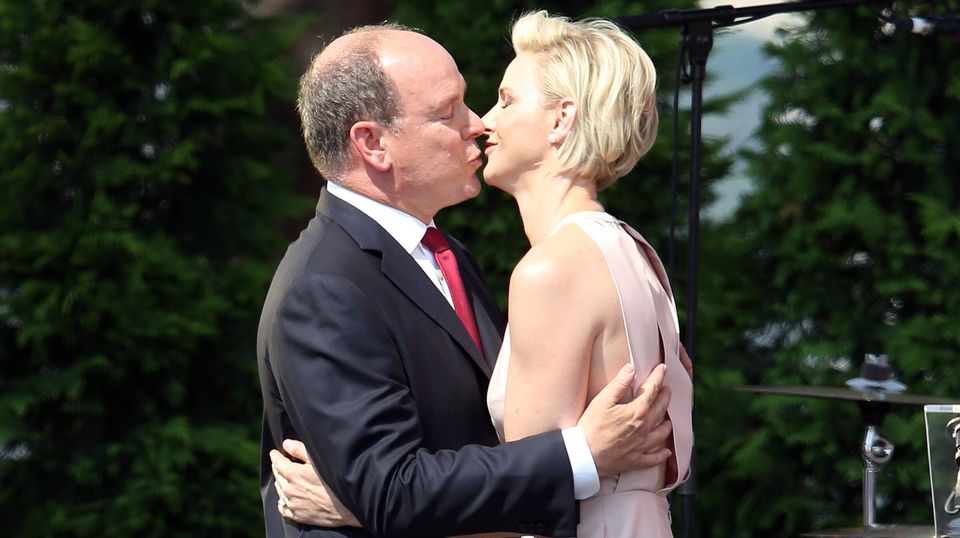 Fürst Albert II. Charlène Monaco Fürst Albert II. gibt seiner Frau Charlène einen Kuss