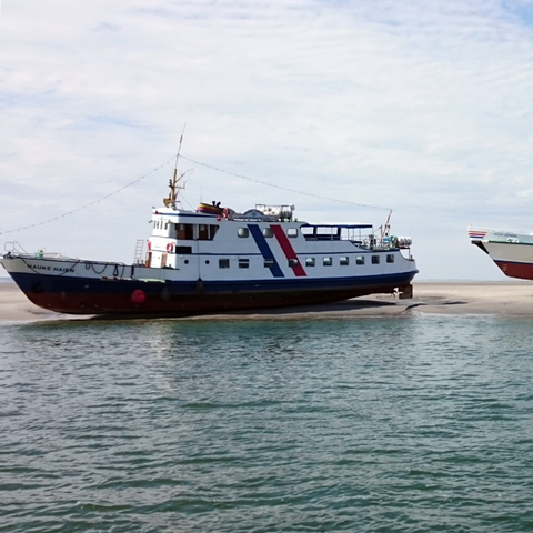 Zwei Fähren auf einer Sandbank in der Nordsee