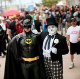 Zwei Besucher in Batman- und Joker-Verkleidung