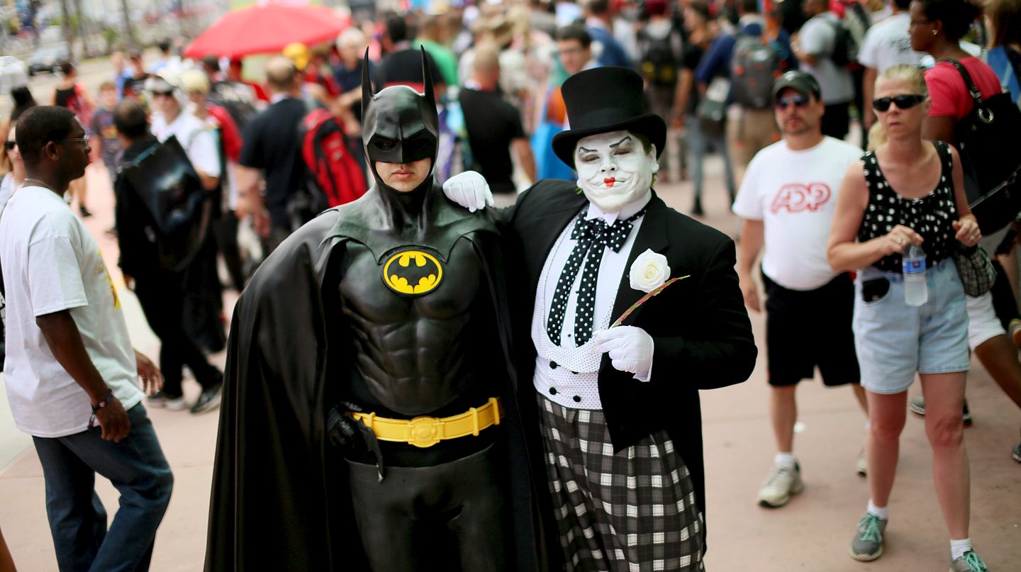 Zwei Besucher in Batman- und Joker-Verkleidung