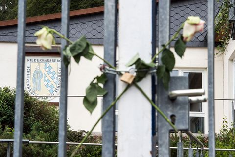 Rosen am Tor vor der Schützenhalle in Marsberg
