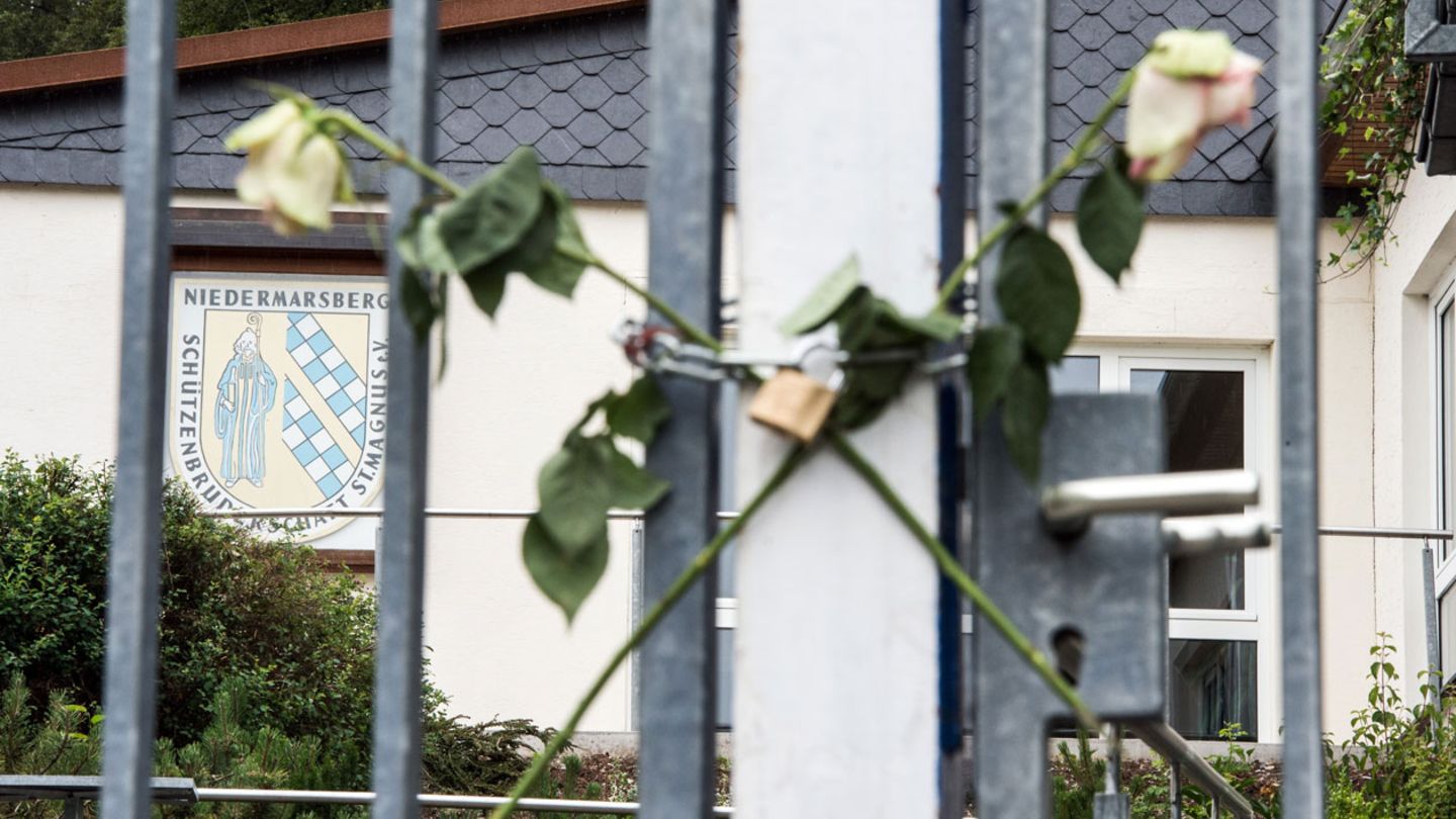 Rosen am Tor vor der Schützenhalle in Marsberg