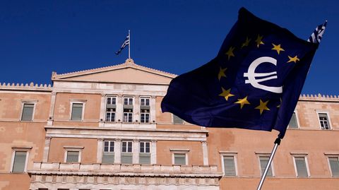 Eine Europa-Flagge vor dem griechischen Parlament