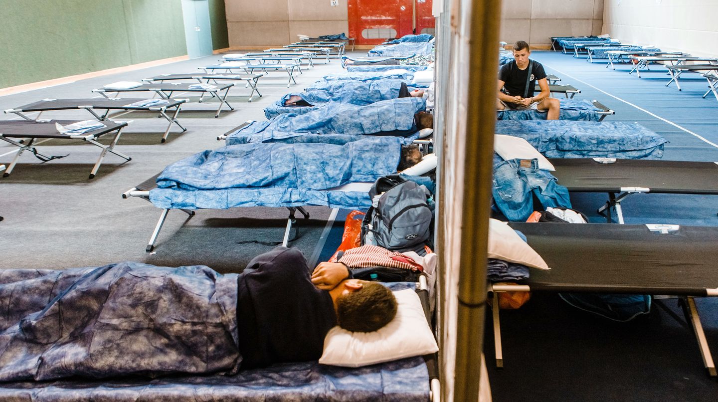 In dieser Turnhalle in Neumünster sind provisorisch Flüchtlinge untergebracht