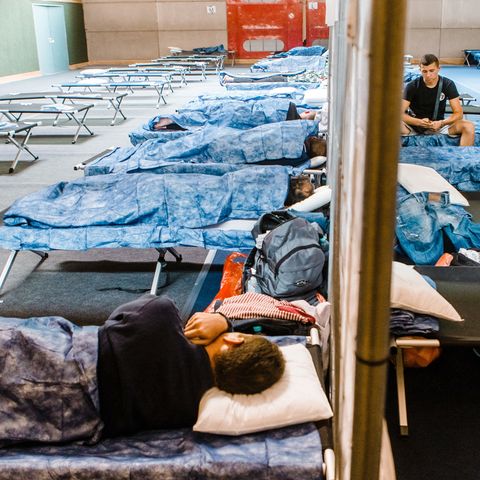 In dieser Turnhalle in Neumünster sind provisorisch Flüchtlinge untergebracht