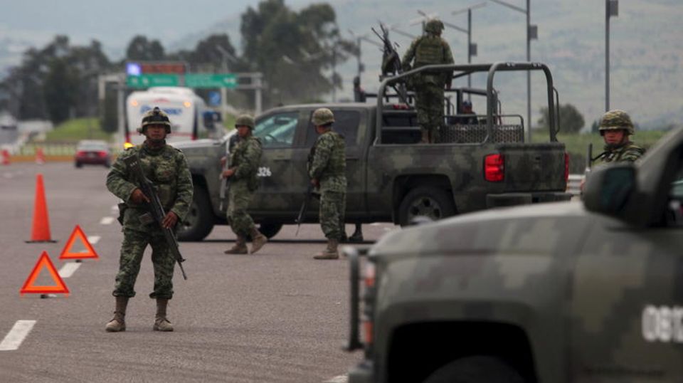 Drogenboss Joaquin Guzman auf der Flucht - Straßensperre im Staat Michoacan Mexikanische Soldaten haben auf der Autobahn in Contepec im Staat Michoacan eine Straßensperre errichtet