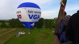 Ein Heißluftballon des Ballonteams Persepktive steht startbereit auf einer Wiese in Niedersachsen.