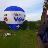 Ein Heißluftballon des Ballonteams Persepktive steht startbereit auf einer Wiese in Niedersachsen.