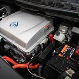 Der Elektromotor istb beim Nissan Leaf unter der Fronthaube untergebracht
